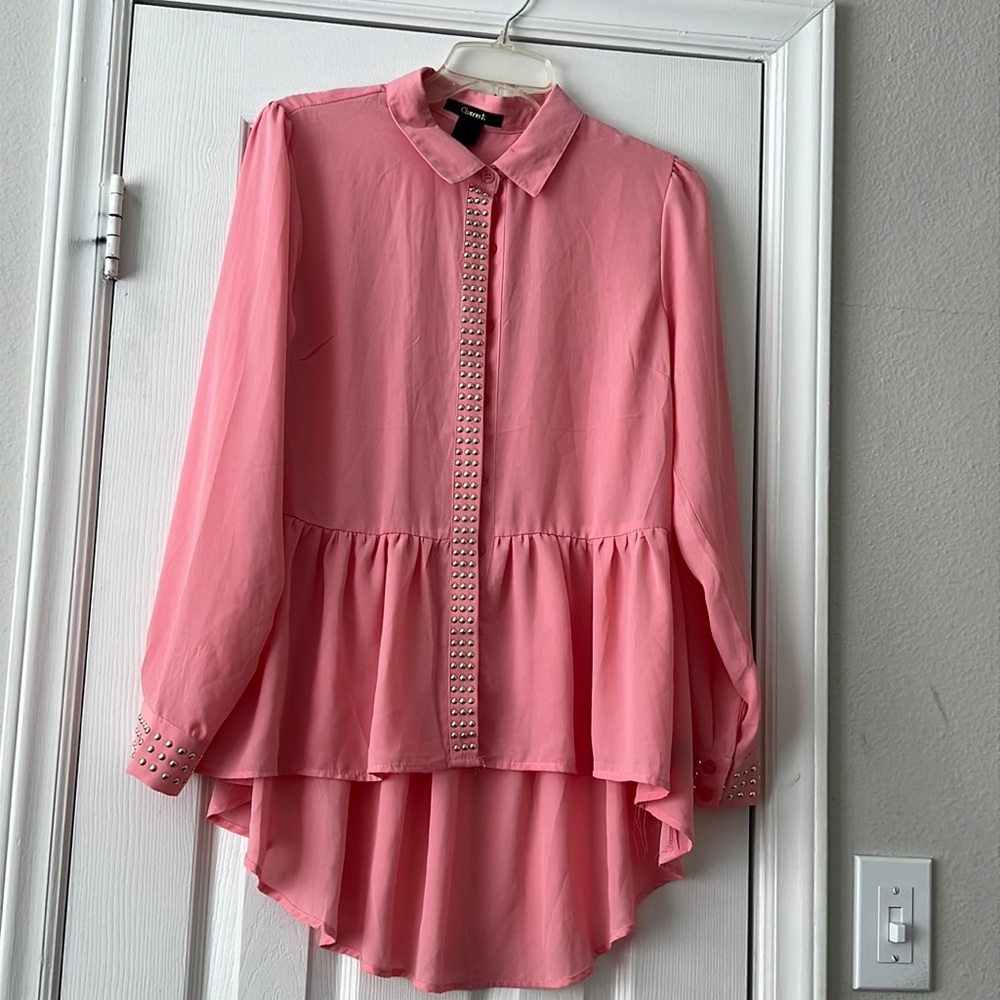 Peach button top with gold accents